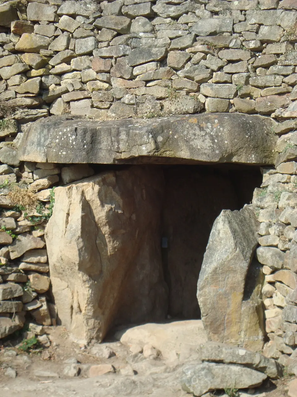 Entrée du couloir du cairn de Gavrinis, encadrée de dalles dressées sous une dalle de couverture