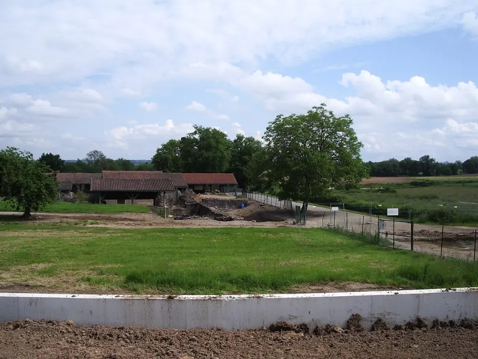 Vue vers les couvertures de bois qui protègent les thermes de Cassinomagus, à Chassenon