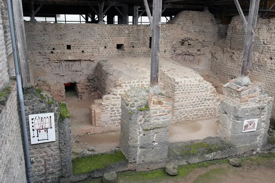 Cour de chauffe sud des thermes de Chassenon, avec les bouches des fours des piscines chaudes