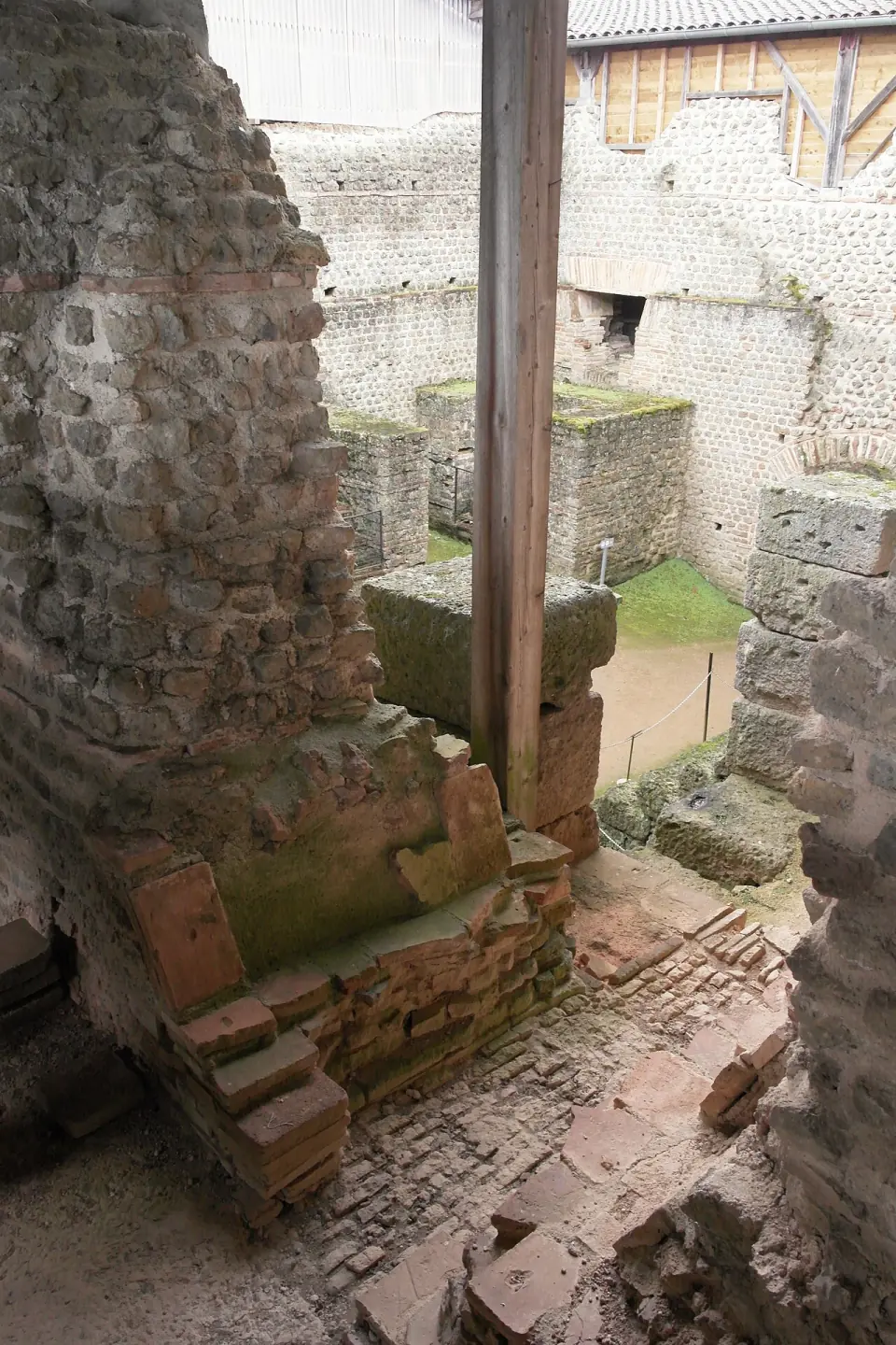 Salles et murs de petit appareil des thermes de Chassenon, vus d'en haut