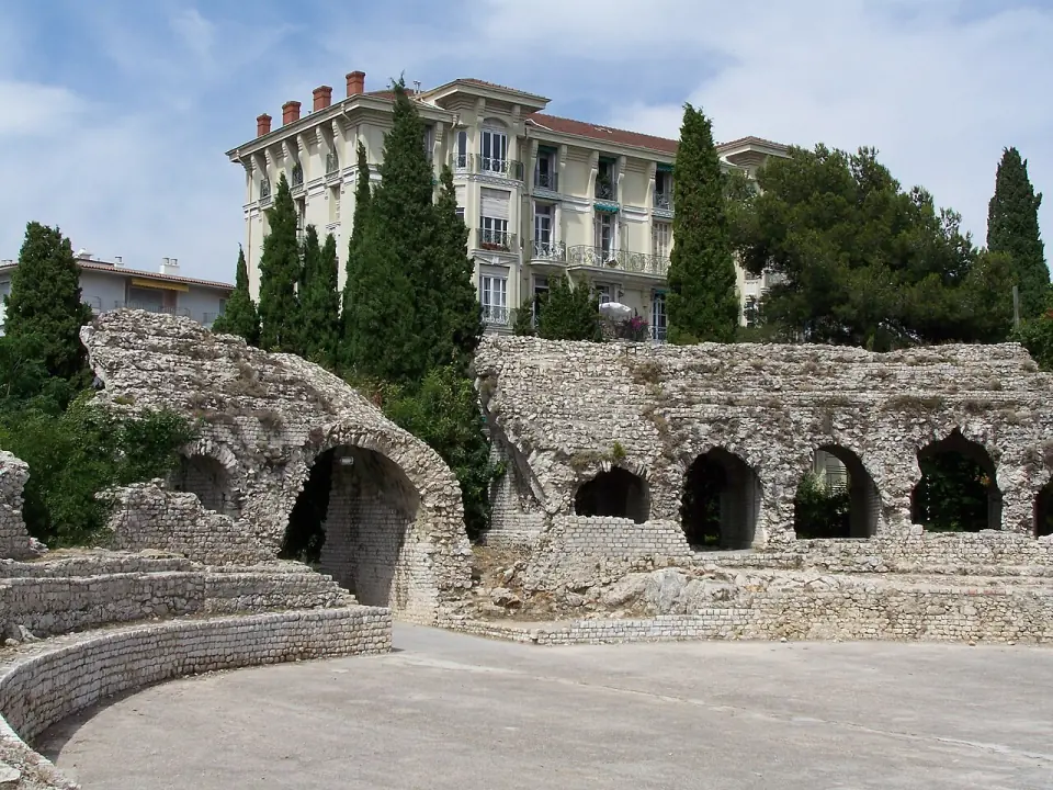 Ruines des arènes romaines de Cemenelum, sur la colline de Cimiez, à Nice