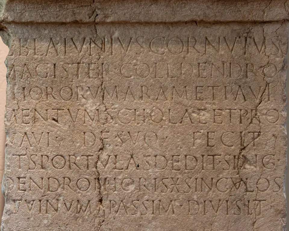 Détail d'une inscription latine gravée sur pierre, au musée archéologique de Nice-Cimiez
