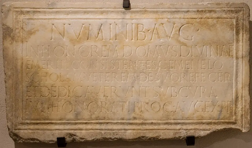 Inscription latine sur marbre conservée au musée archéologique de Nice-Cimiez