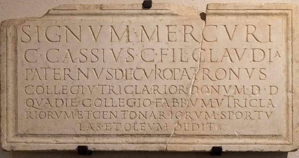 Plaque de marbre gravée en latin, avec dédicace à Mercure, conservée au musée de Cimiez
