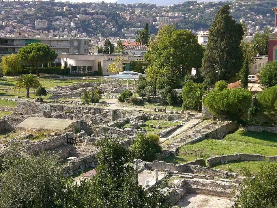 Le decumanus, voie dallée antique de Cemenelum, à Nice-Cimiez