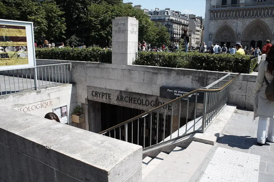 Escalier d'accès à la crypte archéologique, sur le parvis de Notre-Dame