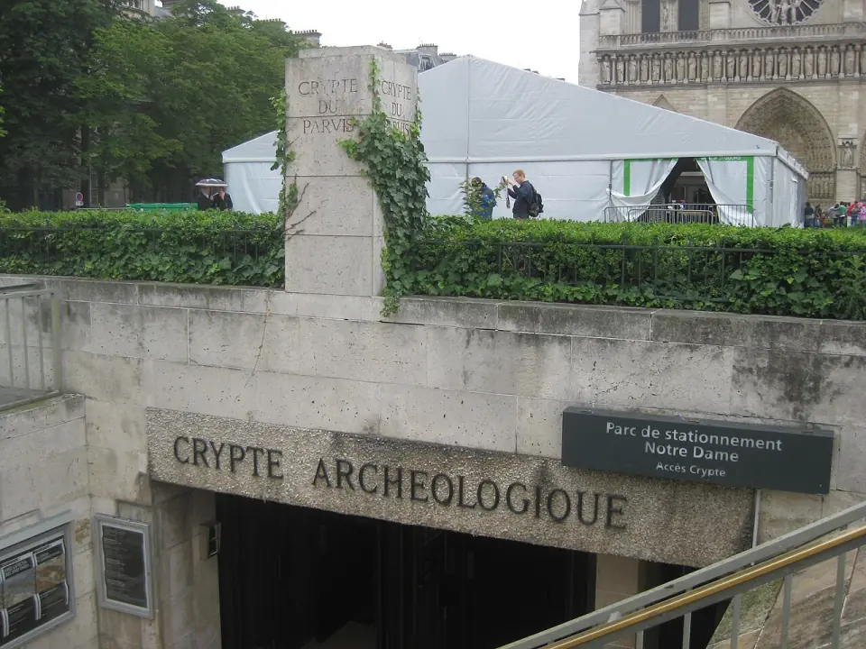 Porche d'entrée de la crypte archéologique, au pied du parvis de Notre-Dame