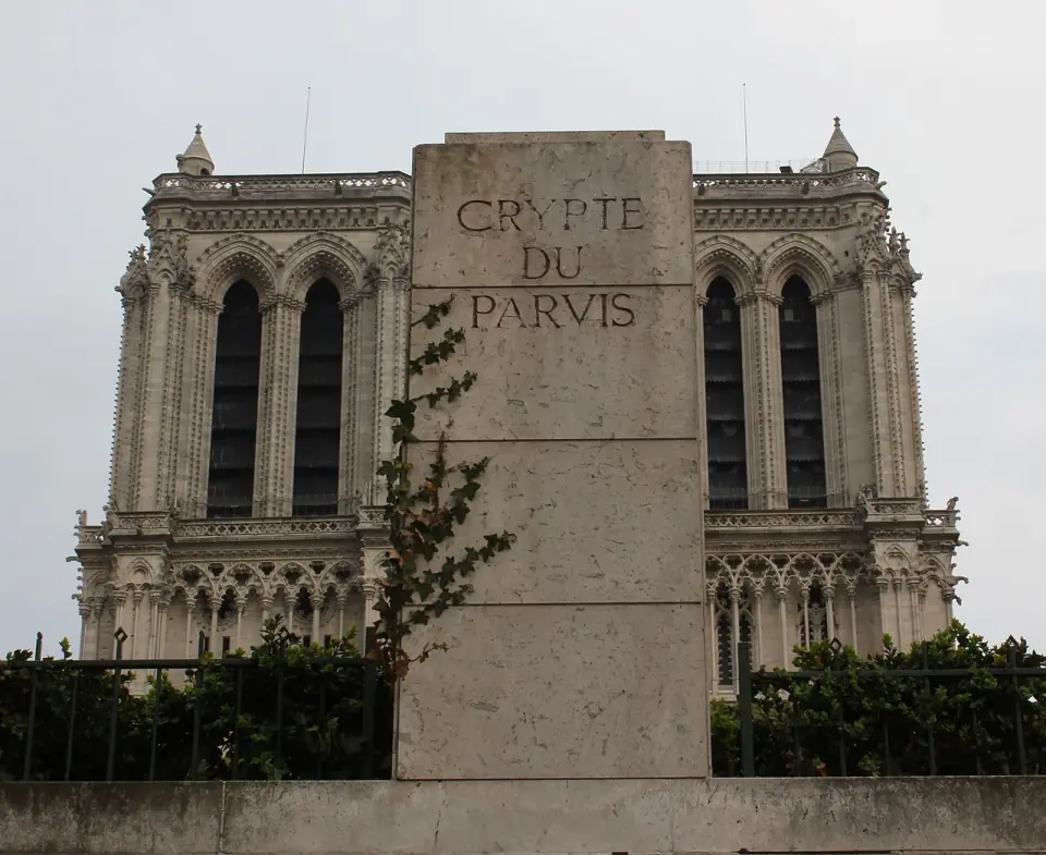 Pylône « Crypte du parvis » devant les deux tours de Notre-Dame de Paris