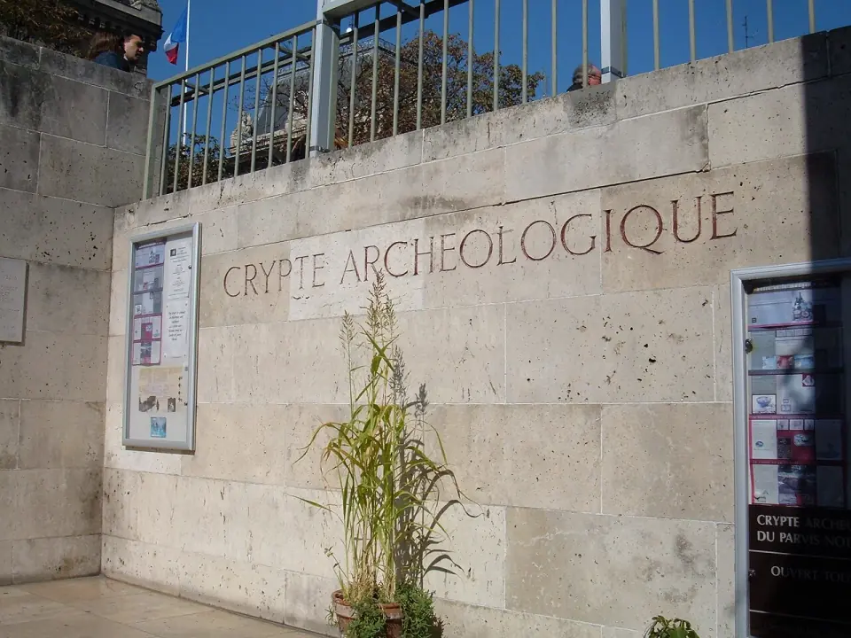 Inscription « Crypte archéologique » sur le mur d'entrée, avec panneaux d'information