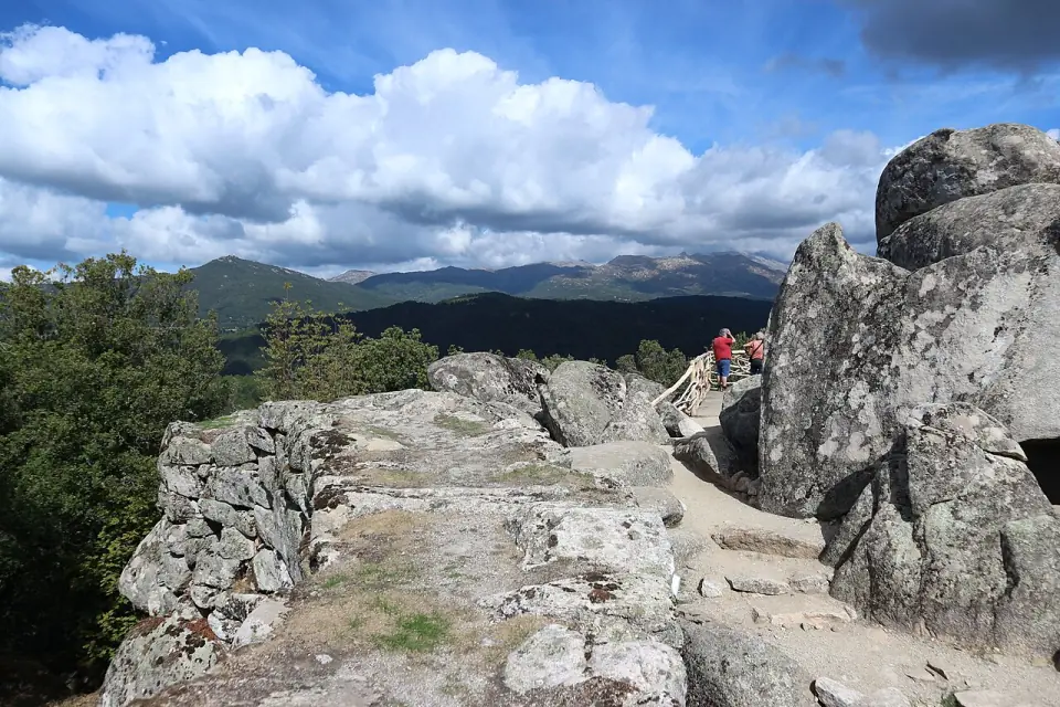Le site archéologique de Cucuruzzu et la montagne corse en arrière-plan