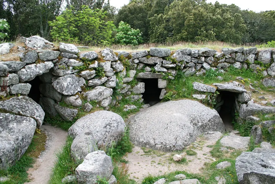 Murs de pierre du castellu de Cucuruzzu entre les rochers de granite