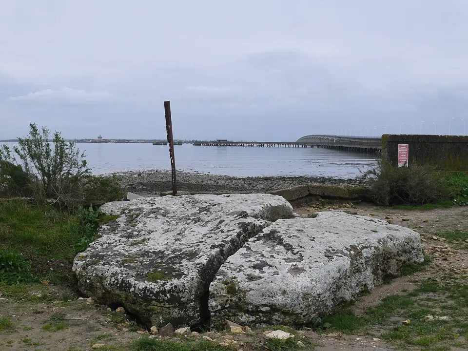 Le dolmen d'Ors avec, en arrière-plan, le fort Louvois et le pont de l'île d'Oléron
