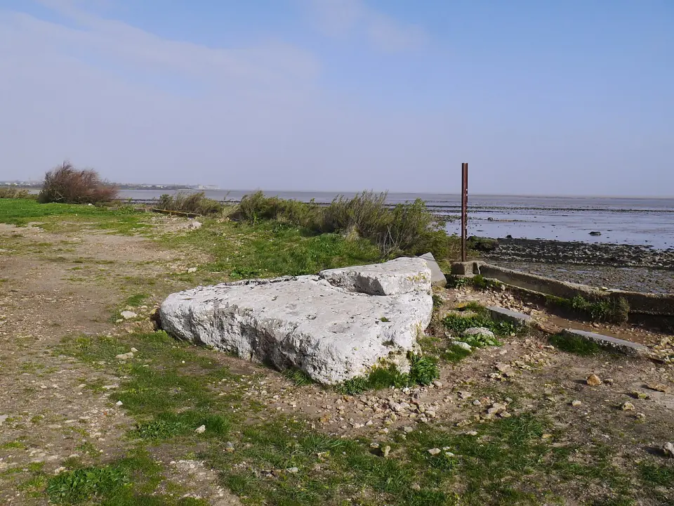 Vue rapprochée de la table de couverture du dolmen d'Ors, au Château-d'Oléron