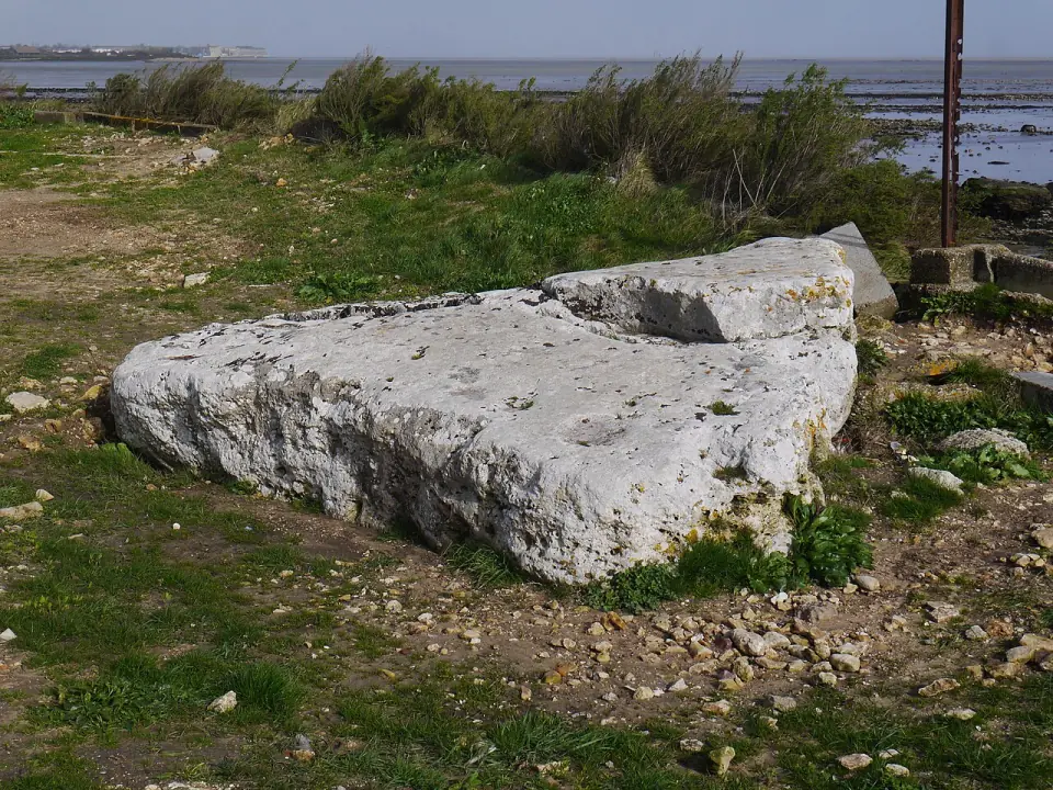 Le dolmen d'Ors vu de près, dalle brisée et pierres de la chambre