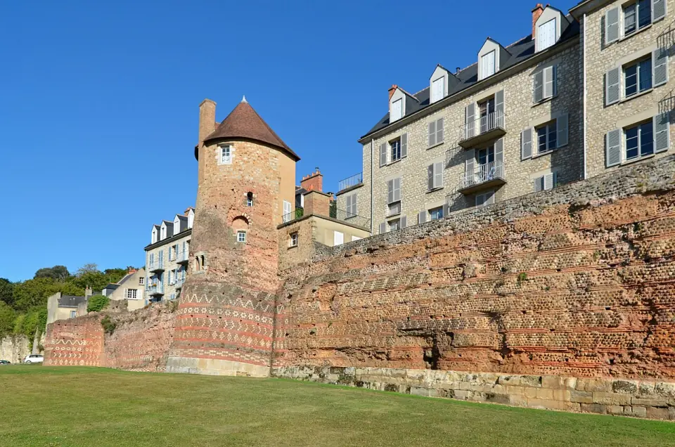 Tour et courtine de l'enceinte romaine du Mans, aux briques rouges et aux motifs géométriques