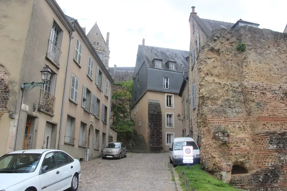 Ruelle pavée du Vieux-Mans longeant un pan de l'enceinte romaine