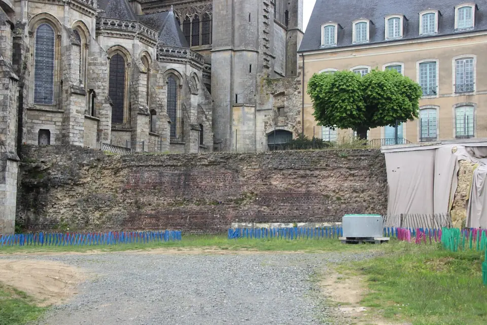 Pan de la courtine romaine devant la cathédrale du Mans, entouré de barrières colorées