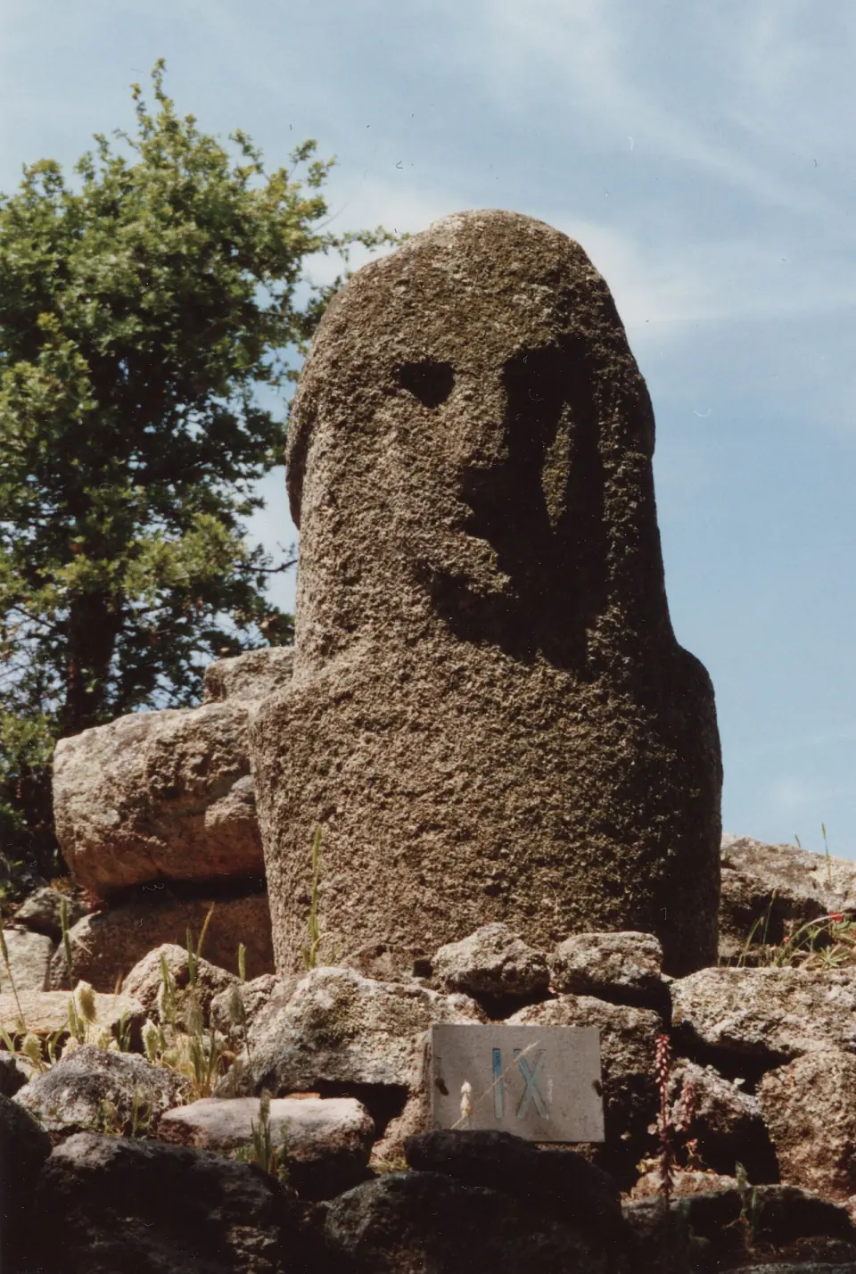 Statue-menhir de Filitosa au visage sculpté, les yeux et la bouche creusés