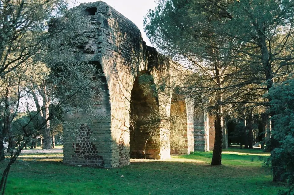 Arches de briques de l'aqueduc romain de Fréjus parmi les pins et les oliviers