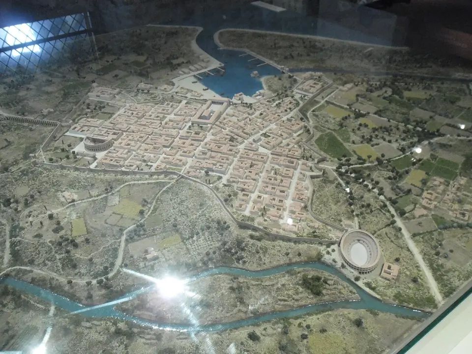 Maquette de la ville romaine de Forum Julii avec son port et ses monuments