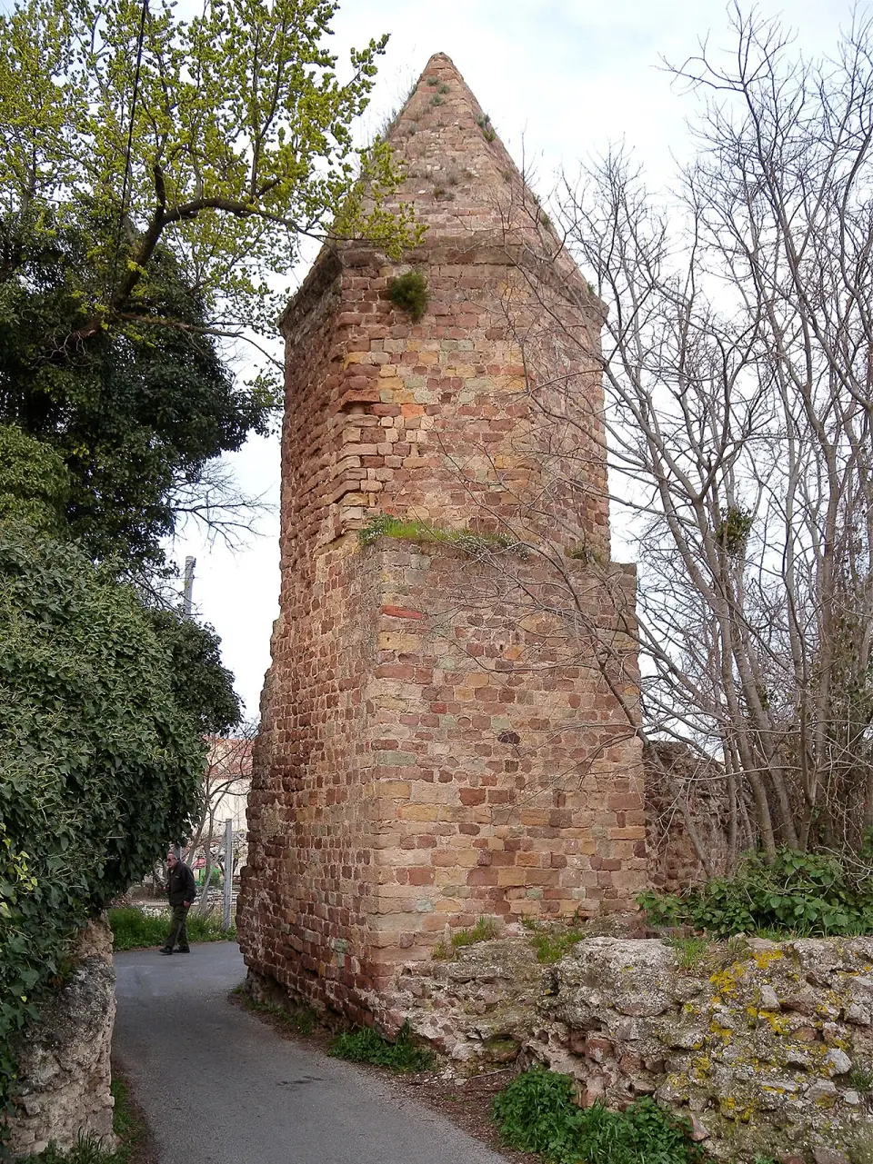 La lanterne d'Auguste à Fréjus, tour de briques surmontée d'une pyramide, au bout d'un chemin