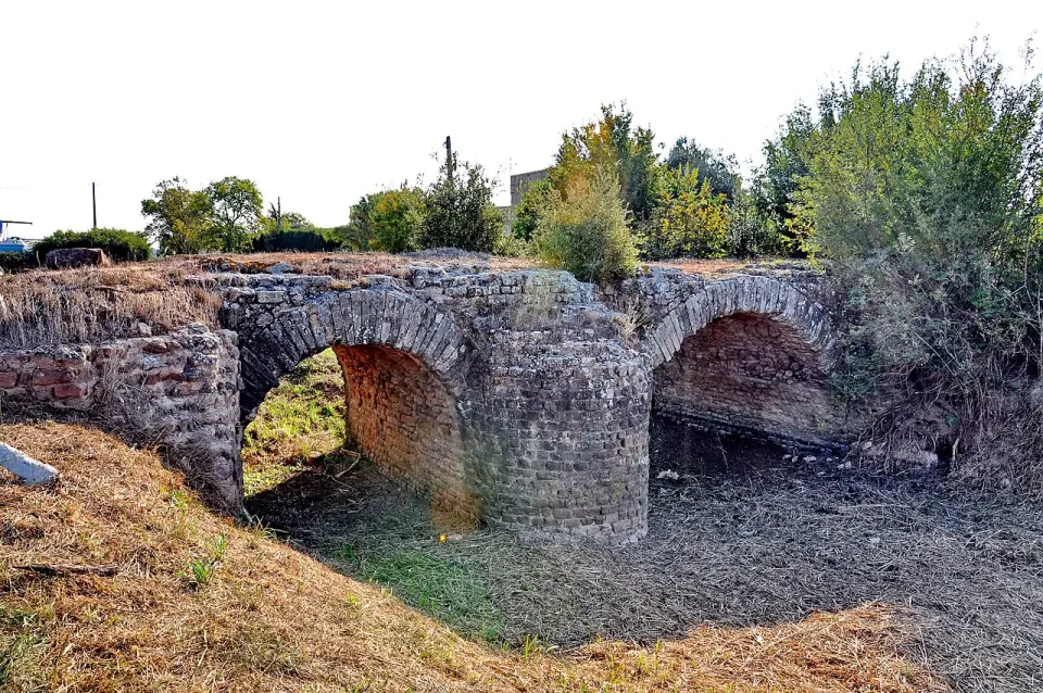 Deux arches d'un petit pont romain, dit pont des Esclapes, près de Fréjus