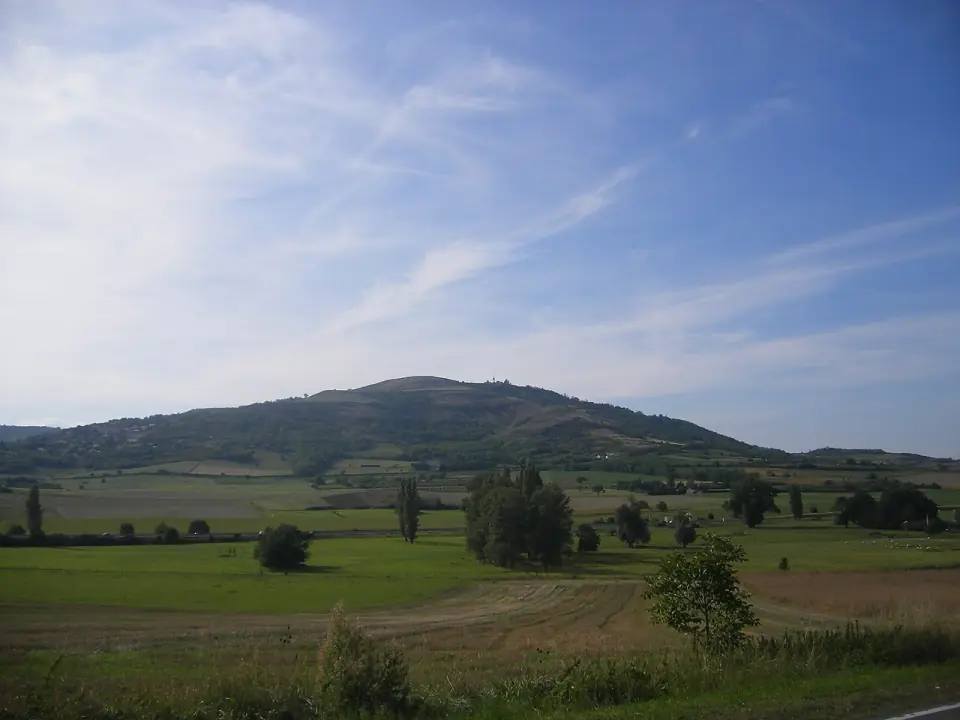 Le plateau de Gergovie vu depuis la route D978, au-dessus de la plaine de la Limagne