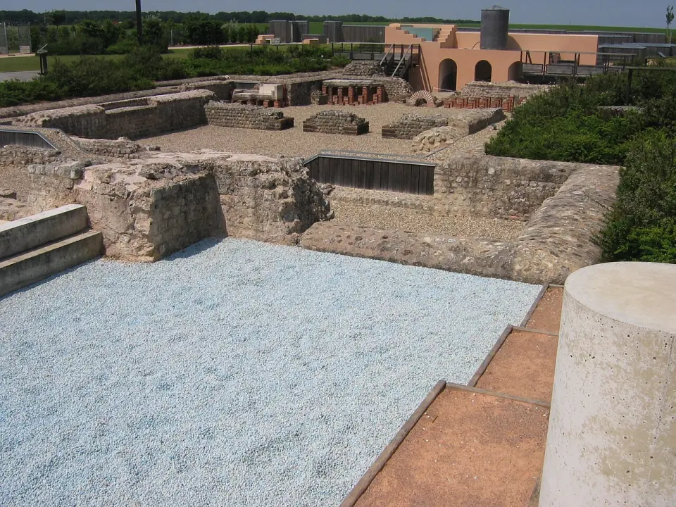 Vestiges des thermes gallo-romains de Gisacum au Vieil-Évreux, vus depuis la bordure d'un bassin