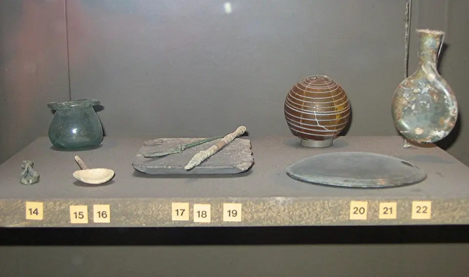 Objets romains en verre et bronze trouvés au Vieil-Évreux, exposés au musée d'Évreux