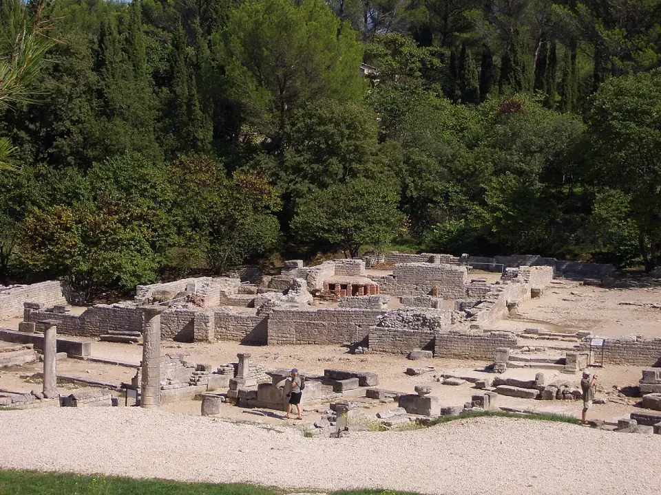 Vestiges de la cité antique de Glanum au pied des Alpilles