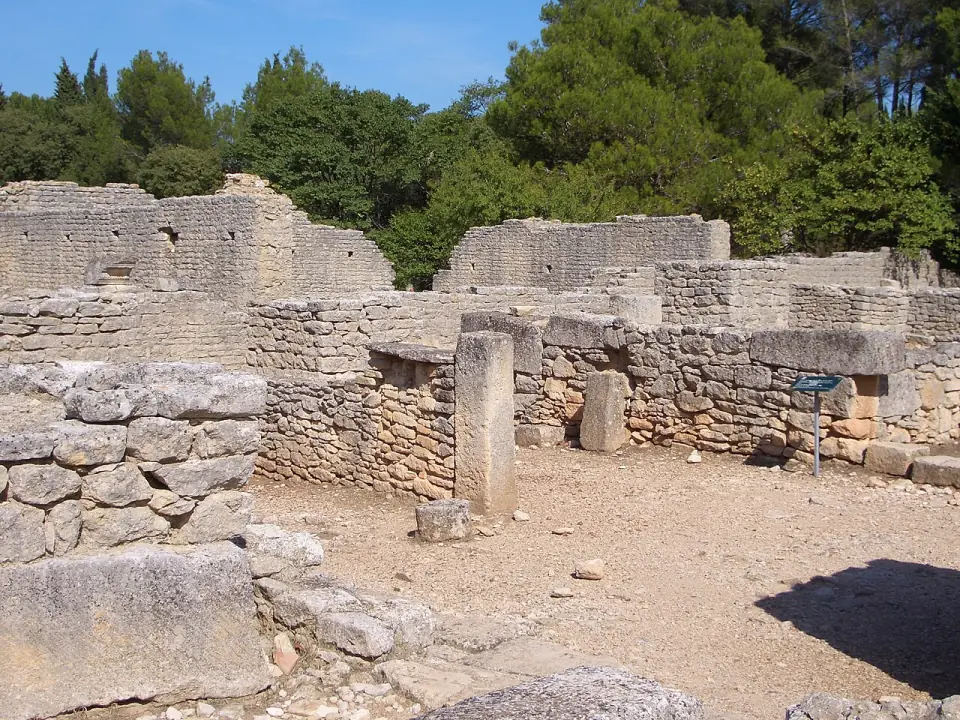 Ruines de maisons et de rues de Glanum
