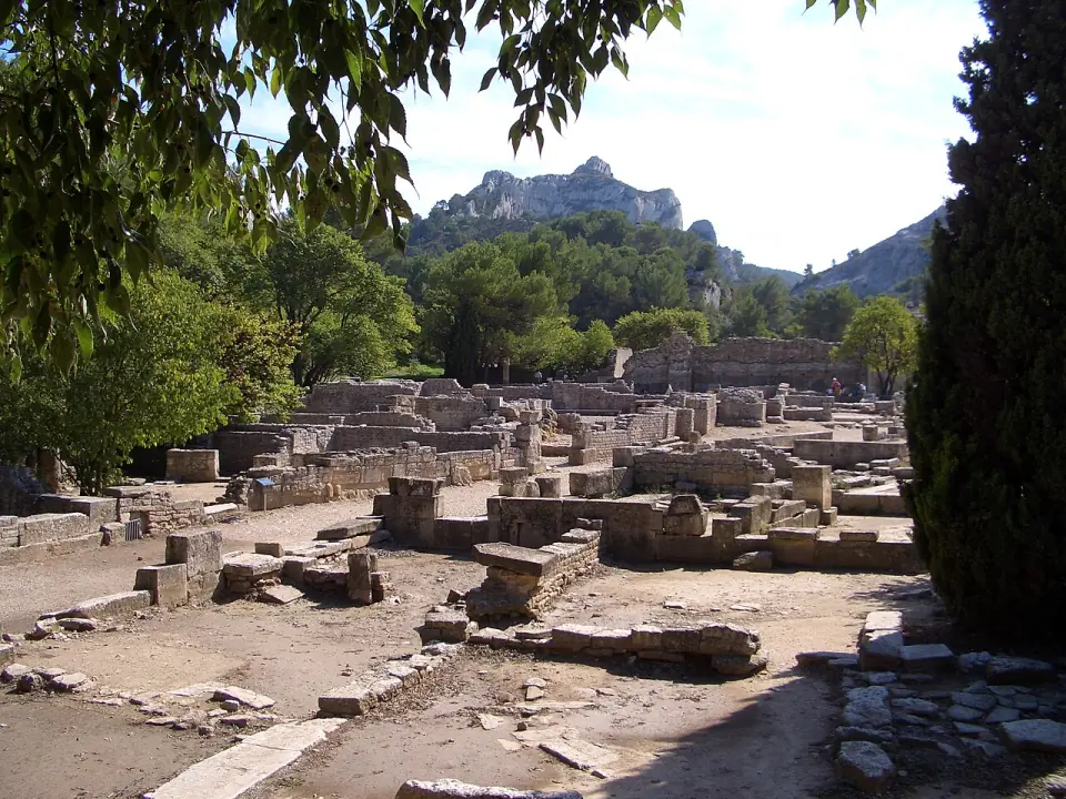 Murs et fondations du site archéologique de Glanum