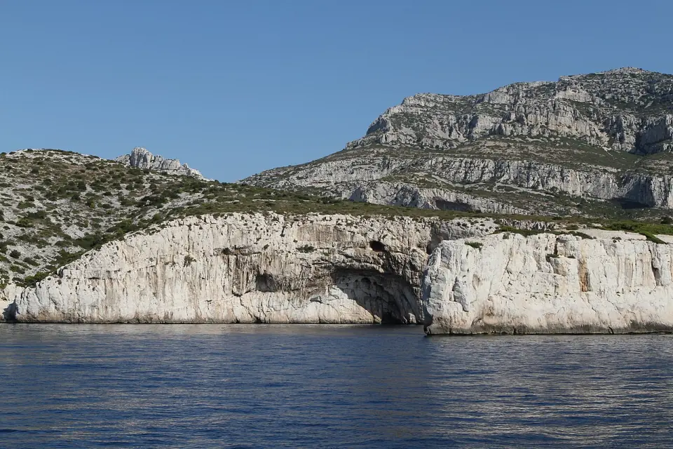 Falaises blanches de la calanque de la Triperie, au cap Morgiou, au-dessus de la mer, où s'ouvre l'entrée sous-marine
