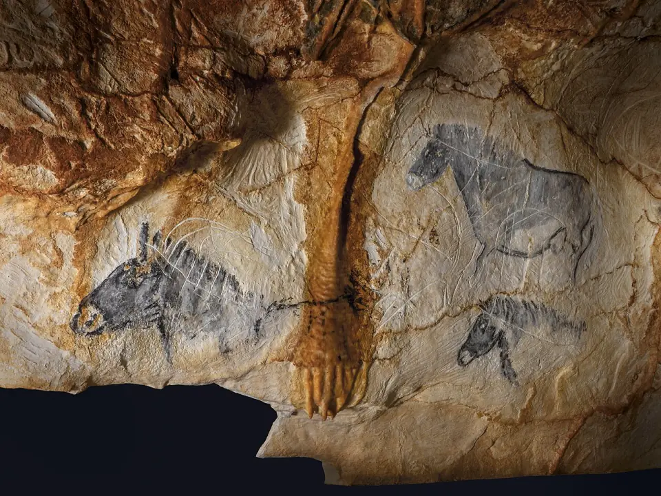 Panneau des chevaux de la grotte Cosquer, restitué dans la réplique de Marseille, avec une concrétion centrale