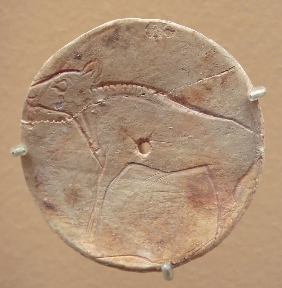 Rondelle d'os perforée de Bédeilhac, gravée d'un bovidé, objet magdalénien conservé au musée d'Archéologie nationale
