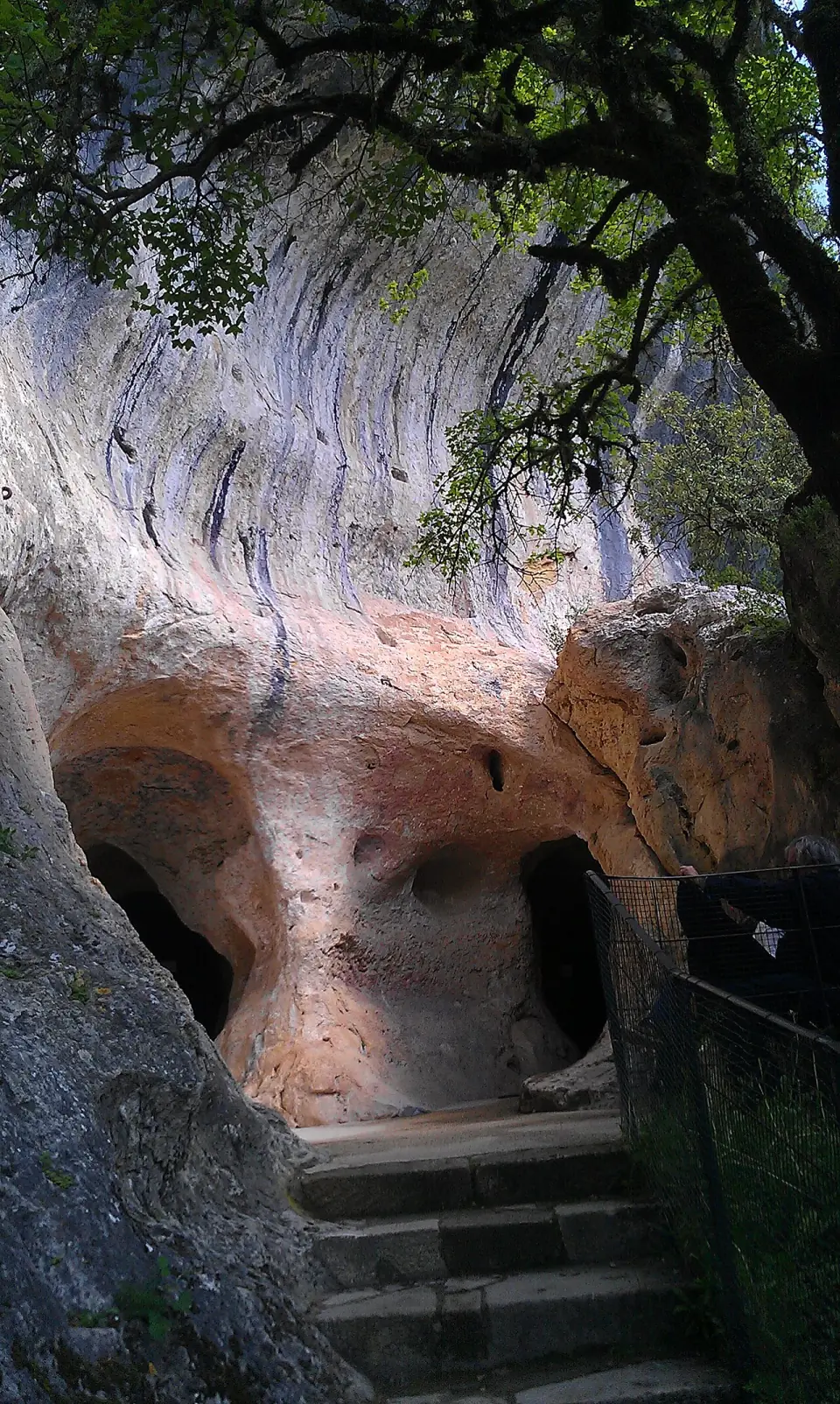 Sentier qui monte vers l'entrée de la grotte de Font-de-Gaume, au pied de la falaise calcaire