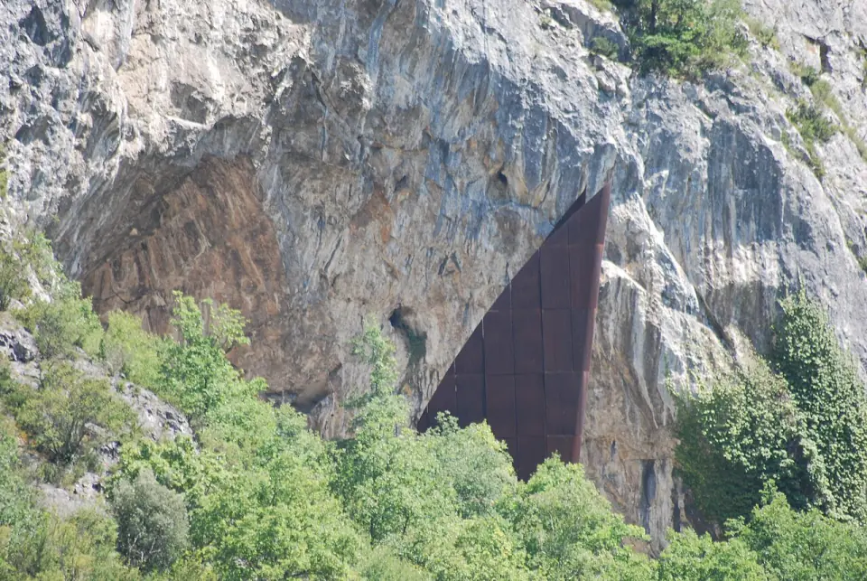Entrée de la grotte de Niaux vue depuis la grotte de la Vache, dans la vallée du Vicdessos