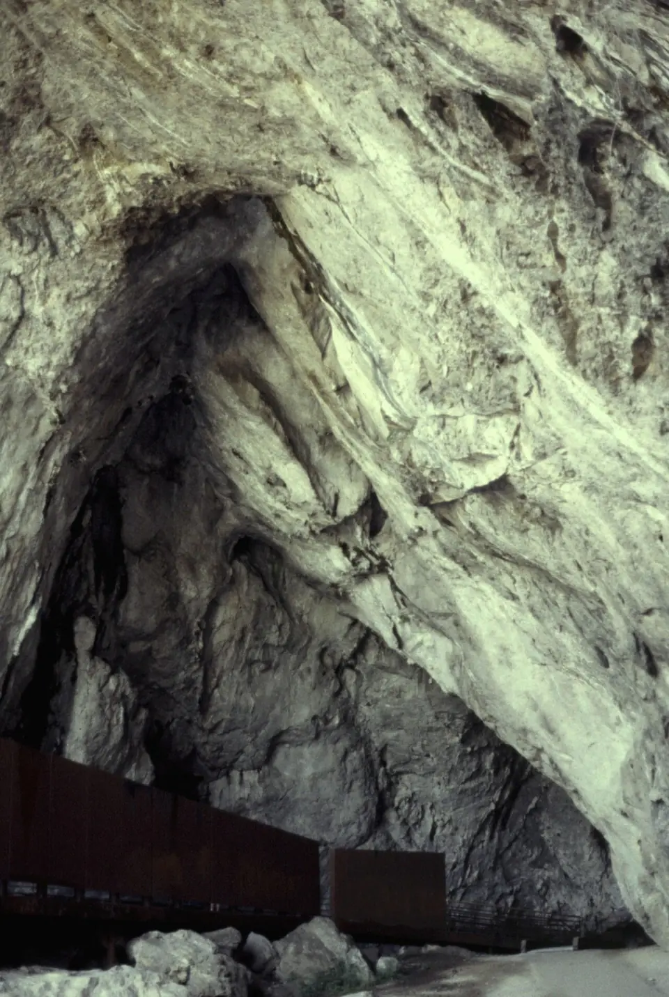 Entrée de la grotte de Niaux et sentier d'accès