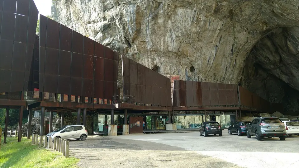 Entrée de la grotte de Niaux, ouverte dans la falaise calcaire en Ariège
