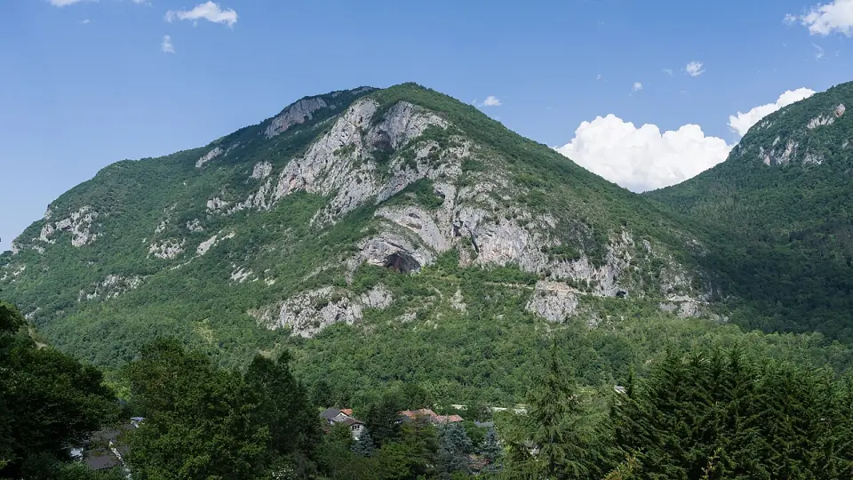 Les porches de la grotte de Niaux et de la Petite Caougno, vus de l'ouest