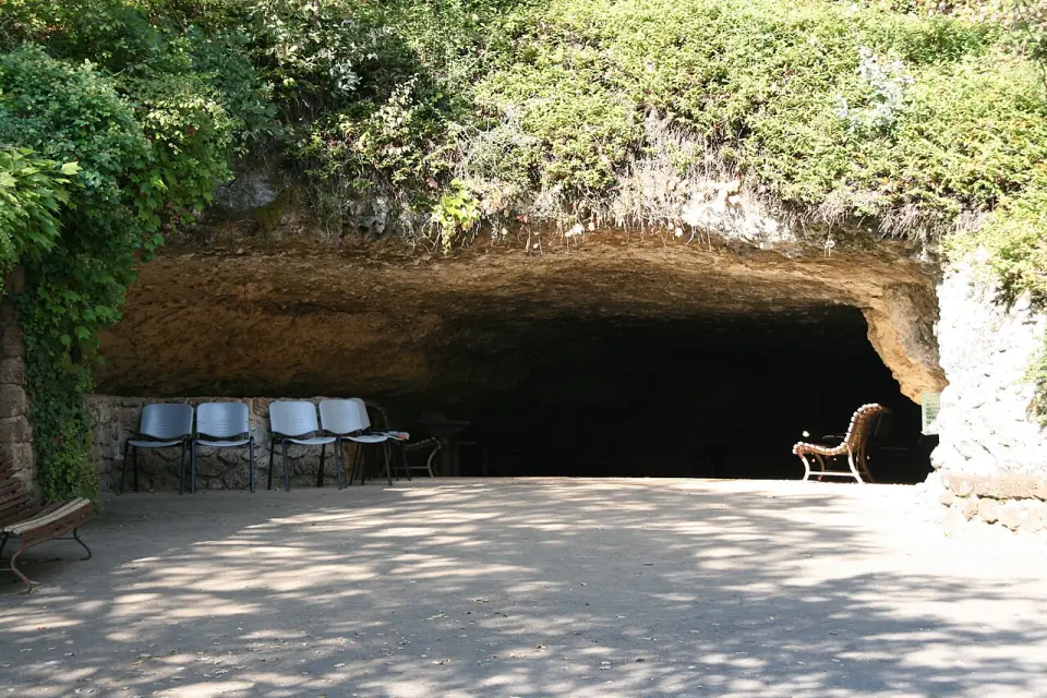 Entrée de la grotte de Rouffignac, en Dordogne, dans un cadre boisé