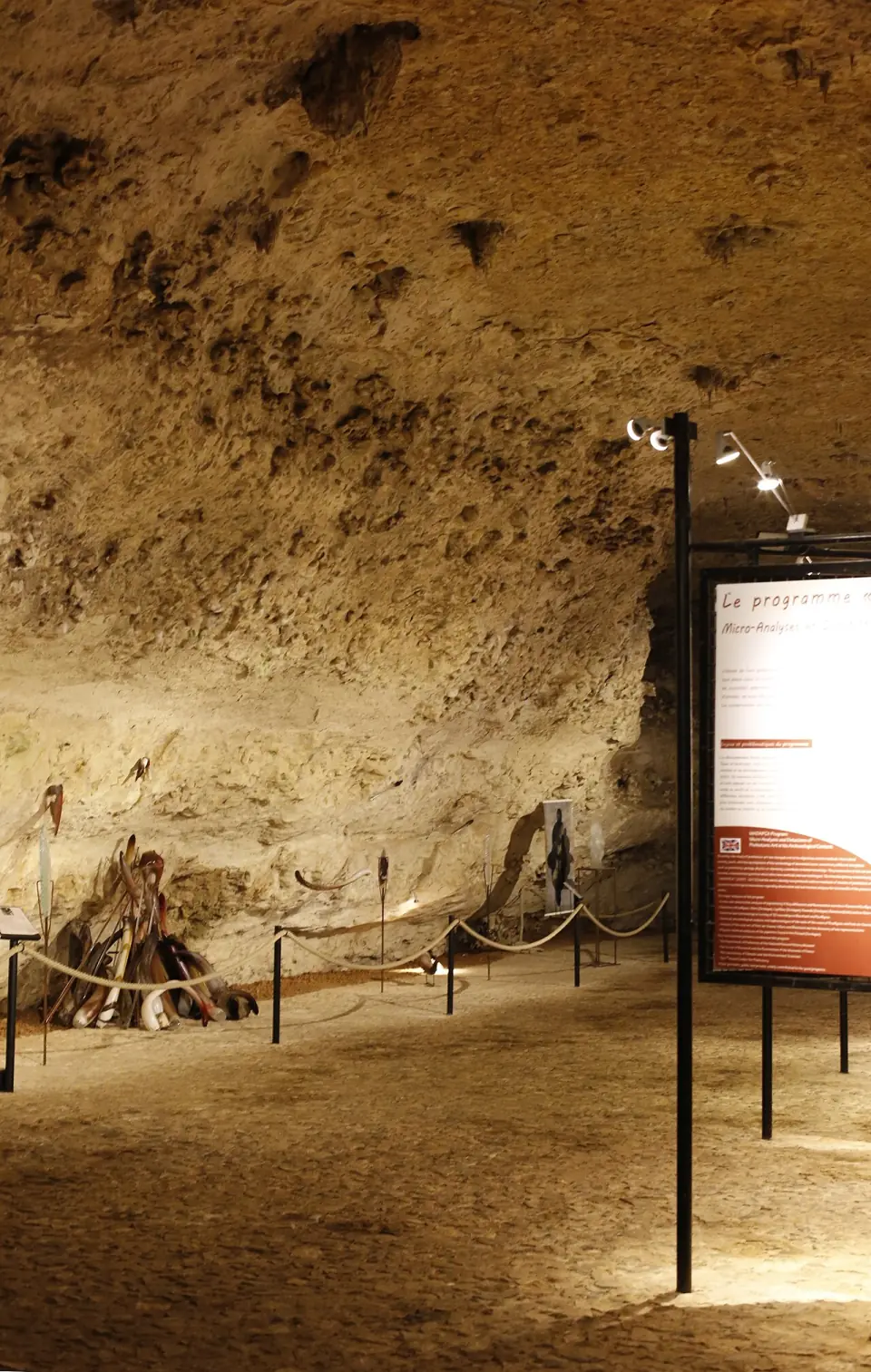 Accès à la grotte de Rouffignac, par le passage où s'engage le train électrique