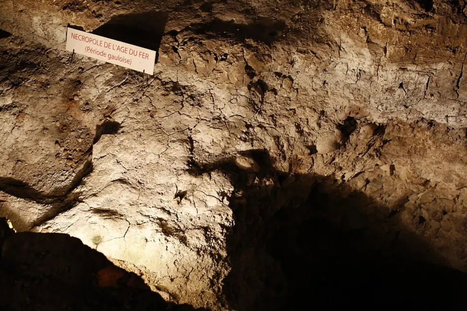 Nécropole de l'âge du Fer installée dans la grotte de Rouffignac
