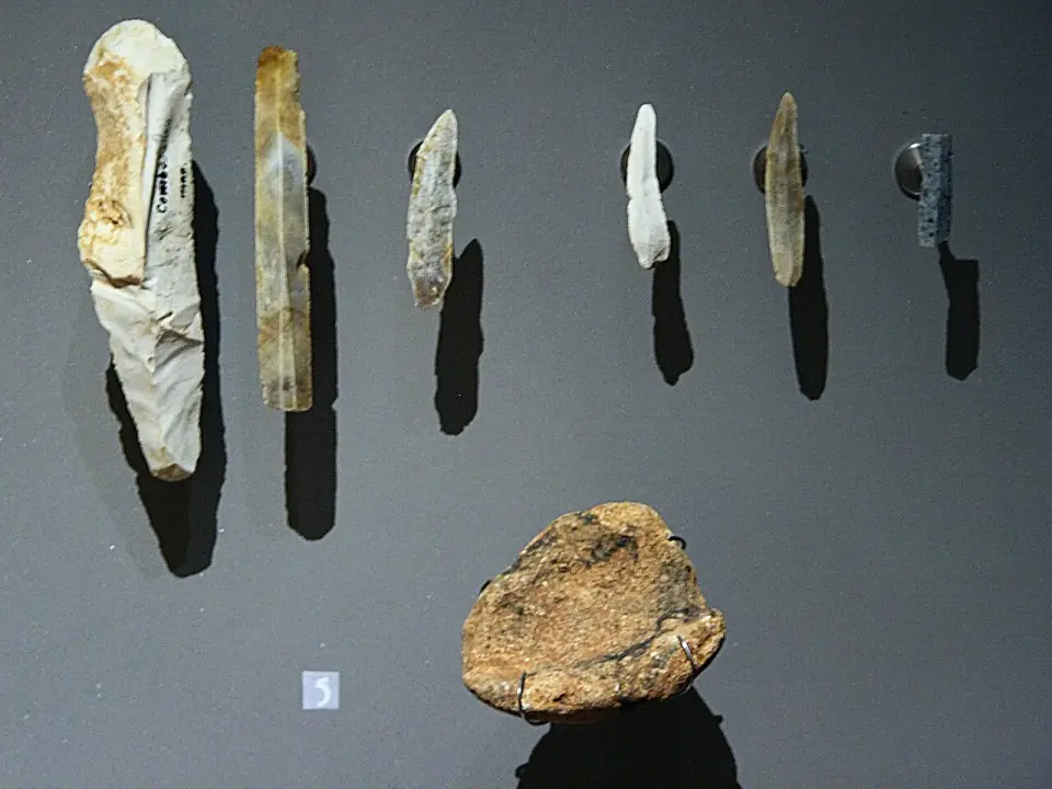 Outils préhistoriques trouvés aux Combarelles : grattoir, petites lames et godet à peinture