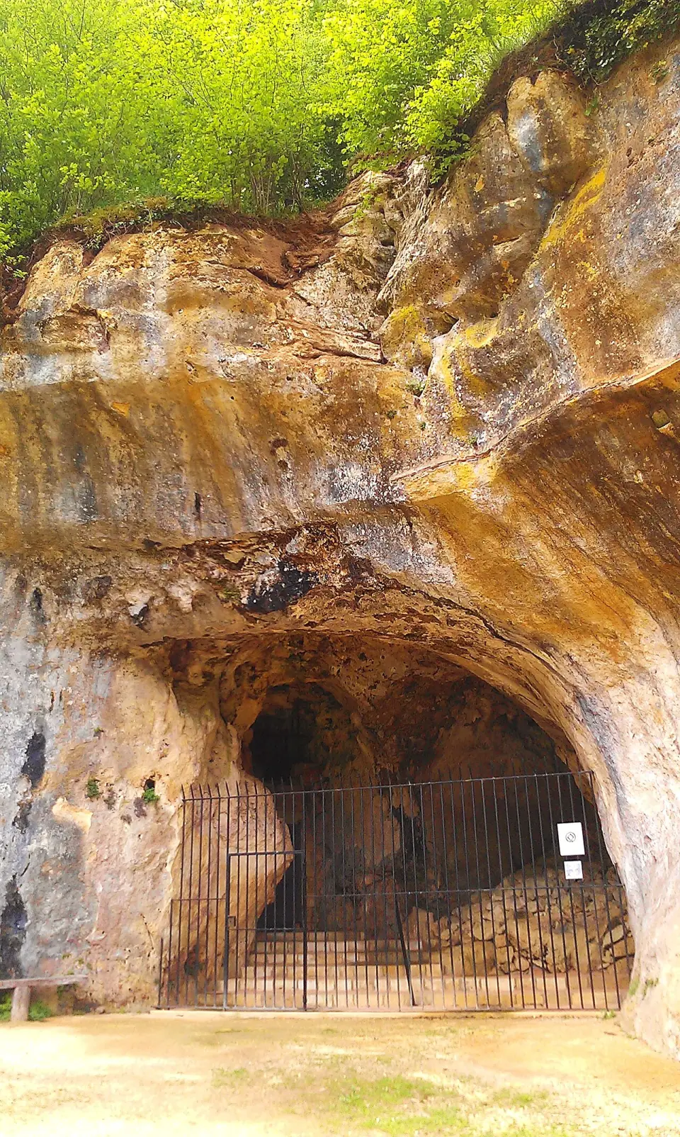 Entrée de la grotte des Combarelles, ouverte dans la roche, en Dordogne