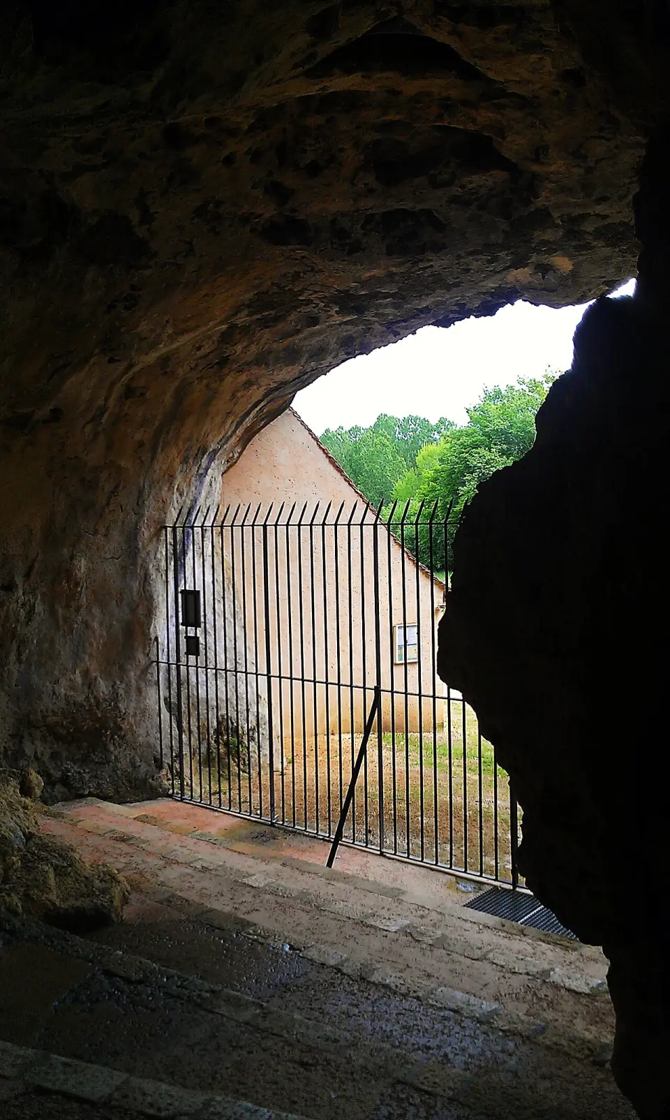 Vue depuis l'intérieur de la grotte des Combarelles, en direction de la sortie