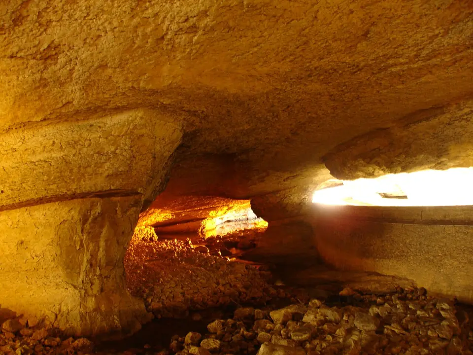 Porche monumental de la grotte du Mas-d'Azil, dans l'Ariège
