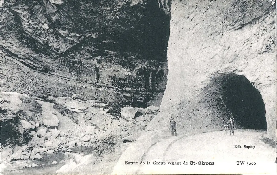 Carte postale ancienne : entrée de la grotte du Mas-d'Azil côté Saint-Girons
