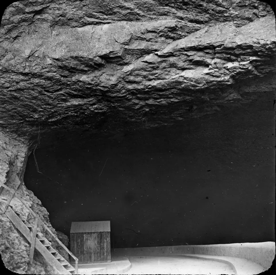 Photographie ancienne de l'ancienne voûte de la grotte du Mas-d'Azil