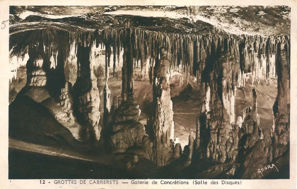 Carte postale ancienne : galerie de concrétions dans la salle des Disques